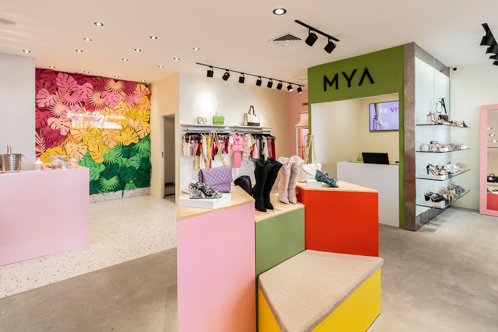 Arquitetura de interior de loja de sapatos, roupas e acessórios, MYA Hass.