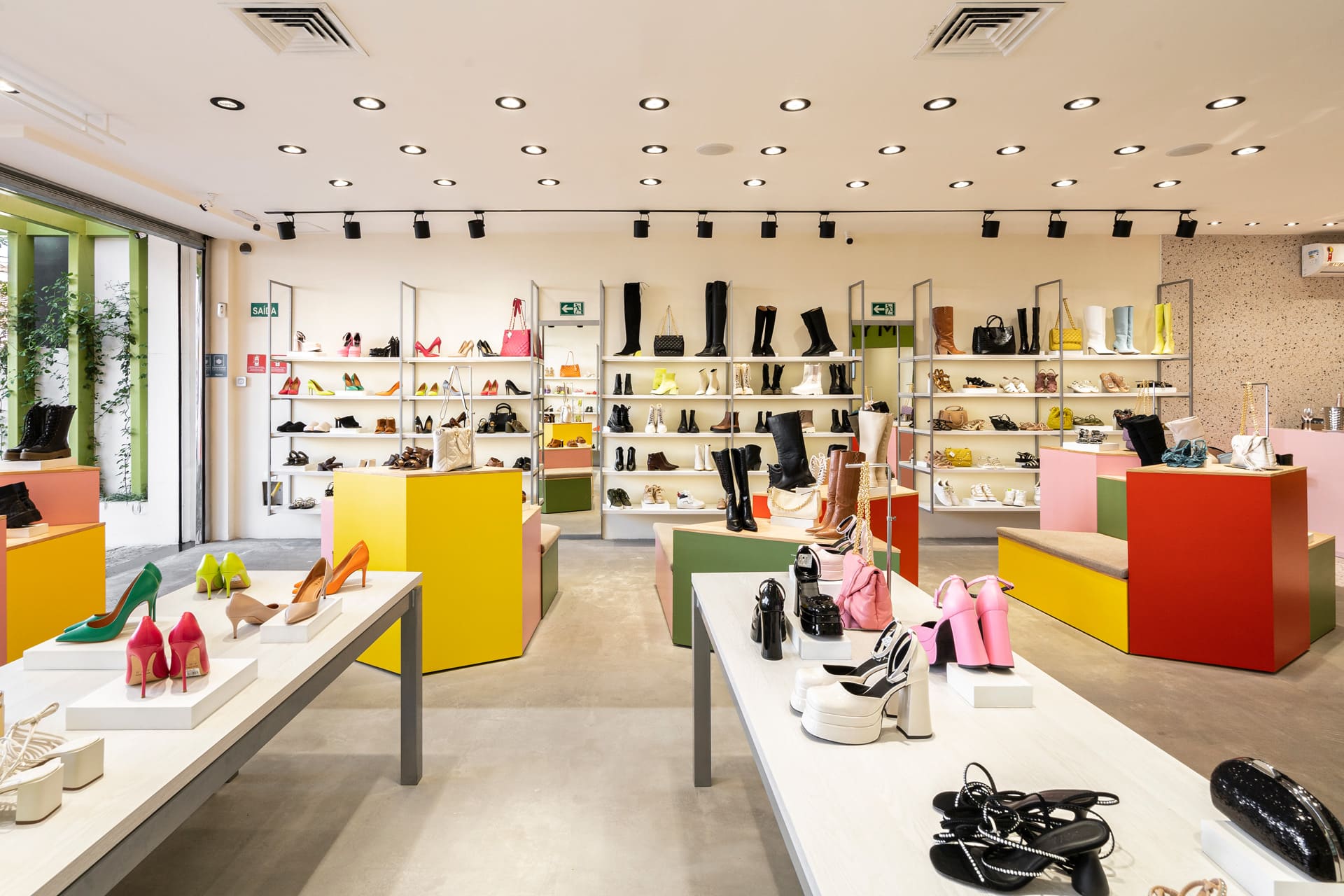 Arquitetura de interior de loja de sapatos, roupas e acessórios, MYA Hass.