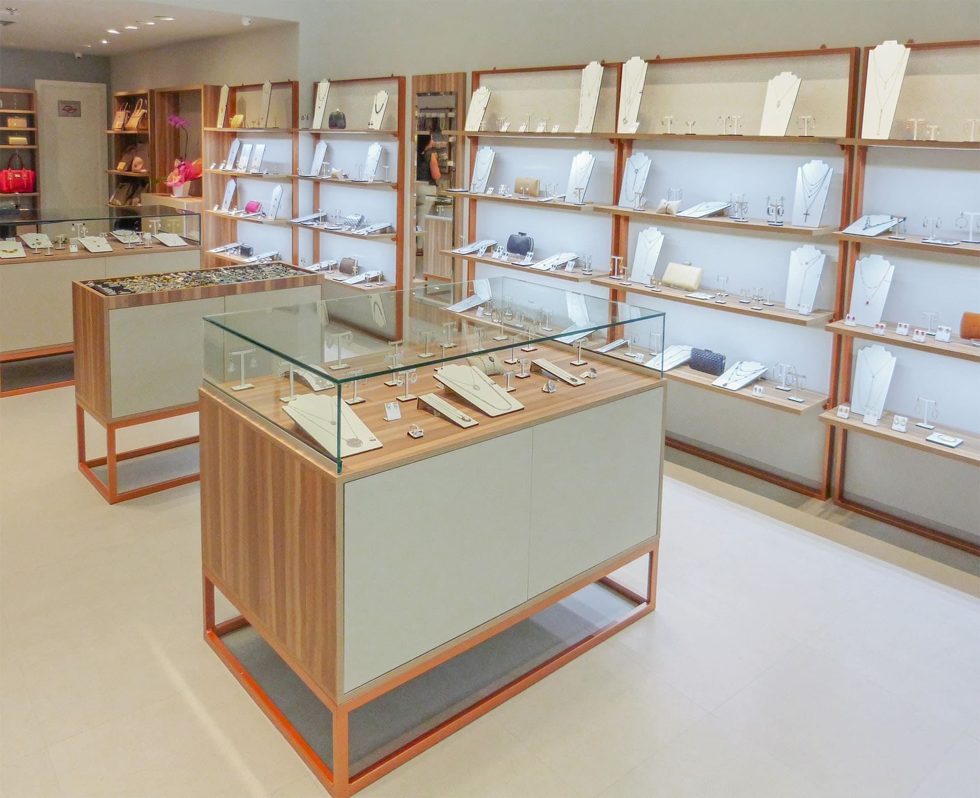 Arquitetura de interior de loja de bijuterias e bolsas. Nina Fiori.