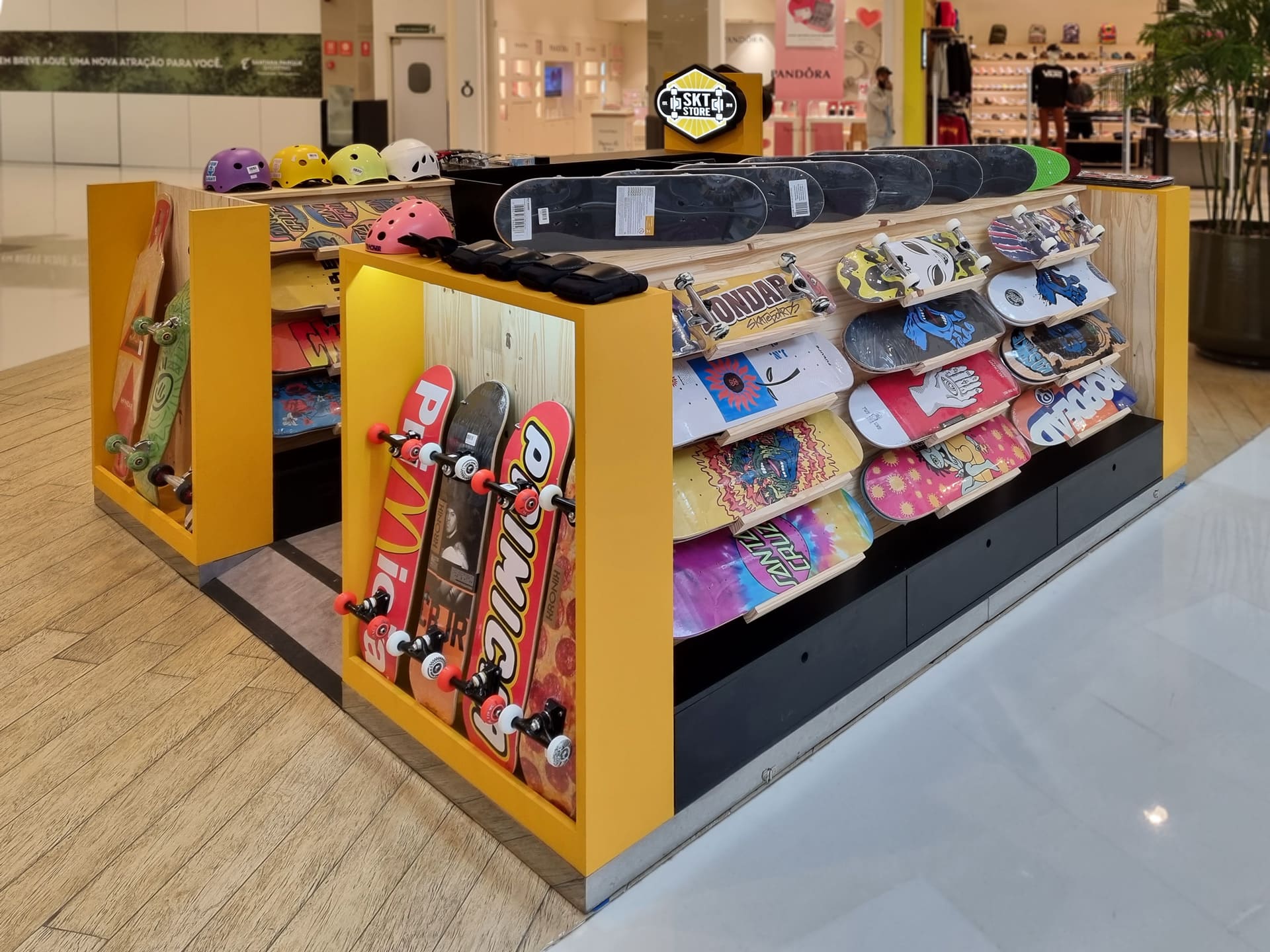 Projeto de loja, quiosque, de shopping para skates e acessórios, SKT Store.